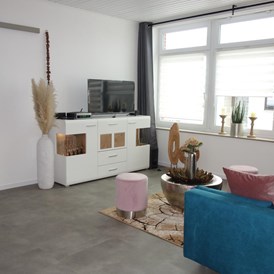 Monteurzimmer: Wohnzimmer mit TV und Schlafcouch - Ferienwohnung Suite für Service Mitarbeiter, Monteure, komplett ausgestattet