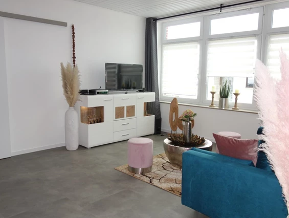 Monteurzimmer: Wohnzimmer mit TV und Schlafcouch - Ferienwohnung Suite für Service Mitarbeiter, Monteure, komplett ausgestattet
