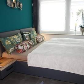 Monteurzimmer: Schlafzimmer mit Doppelbett - Ferienwohnung Suite für Service Mitarbeiter, Monteure, komplett ausgestattet