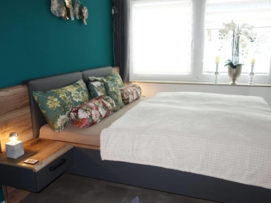 Monteurzimmer: Schlafzimmer mit Doppelbett - Ferienwohnung Suite für Service Mitarbeiter, Monteure, komplett ausgestattet