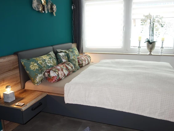 Monteurzimmer: Schlafzimmer mit Doppelbett - Ferienwohnung Suite für Service Mitarbeiter, Monteure, komplett ausgestattet