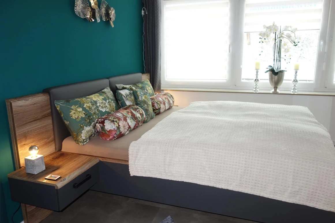 Monteurzimmer: Schlafzimmer mit Doppelbett - Ferienwohnung Suite für Service Mitarbeiter, Monteure, komplett ausgestattet