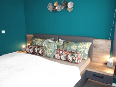 Monteurzimmer: Doppelbett Schlafzimmer - Ferienwohnung Suite für Service Mitarbeiter, Monteure, komplett ausgestattet