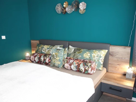 Monteurzimmer: Doppelbett Schlafzimmer - Ferienwohnung Suite für Service Mitarbeiter, Monteure, komplett ausgestattet