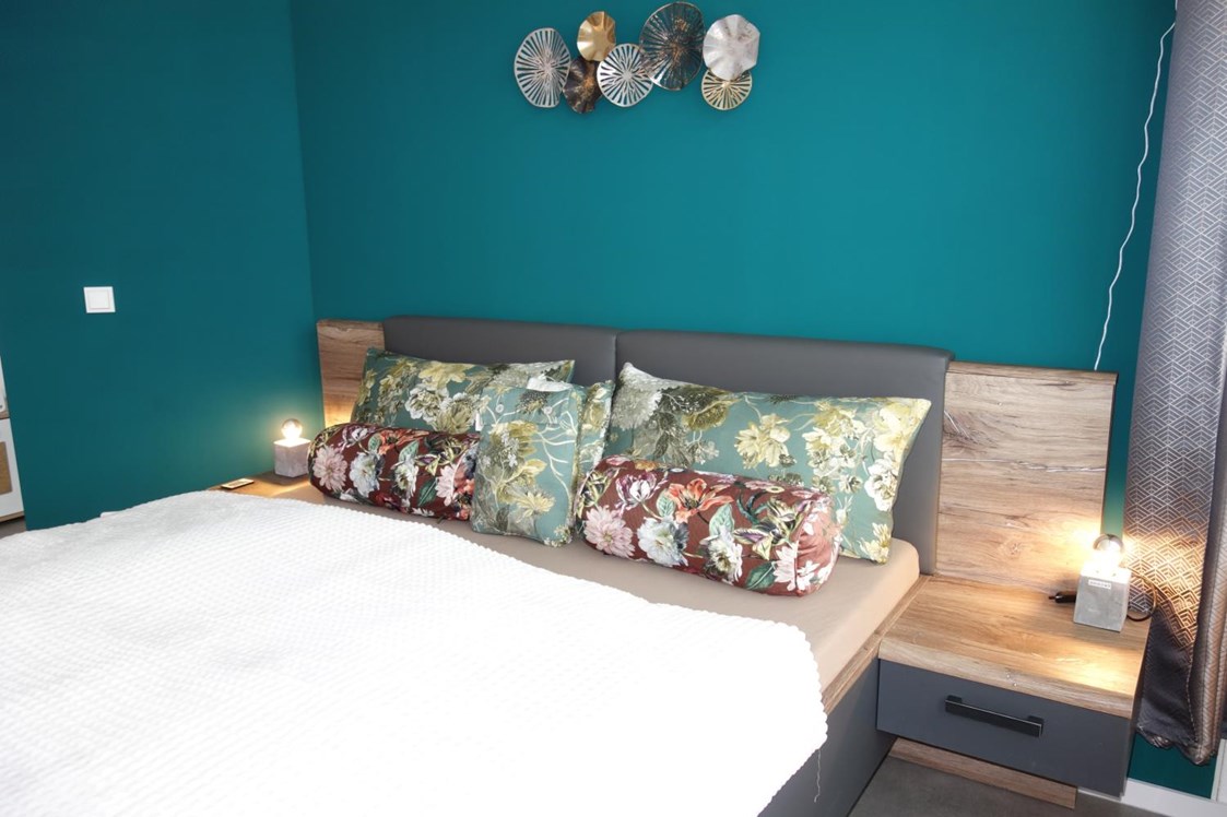 Monteurzimmer: Doppelbett Schlafzimmer - Ferienwohnung Suite für Service Mitarbeiter, Monteure, komplett ausgestattet