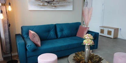 Monteurwohnung - Uslar - Wohnzimmer mit Schlafcouch - Ferienwohnung Suite für Service Mitarbeiter, Monteure, komplett ausgestattet