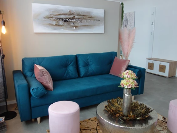 Monteurzimmer: Wohnzimmer mit Schlafcouch - Ferienwohnung Suite für Service Mitarbeiter, Monteure, komplett ausgestattet