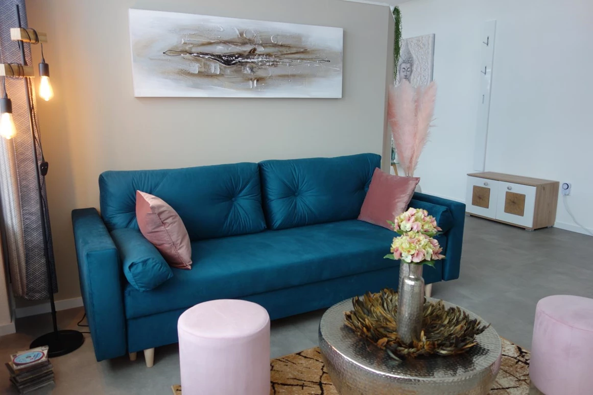 Monteurzimmer: Wohnzimmer mit Schlafcouch - Ferienwohnung Suite für Service Mitarbeiter, Monteure, komplett ausgestattet