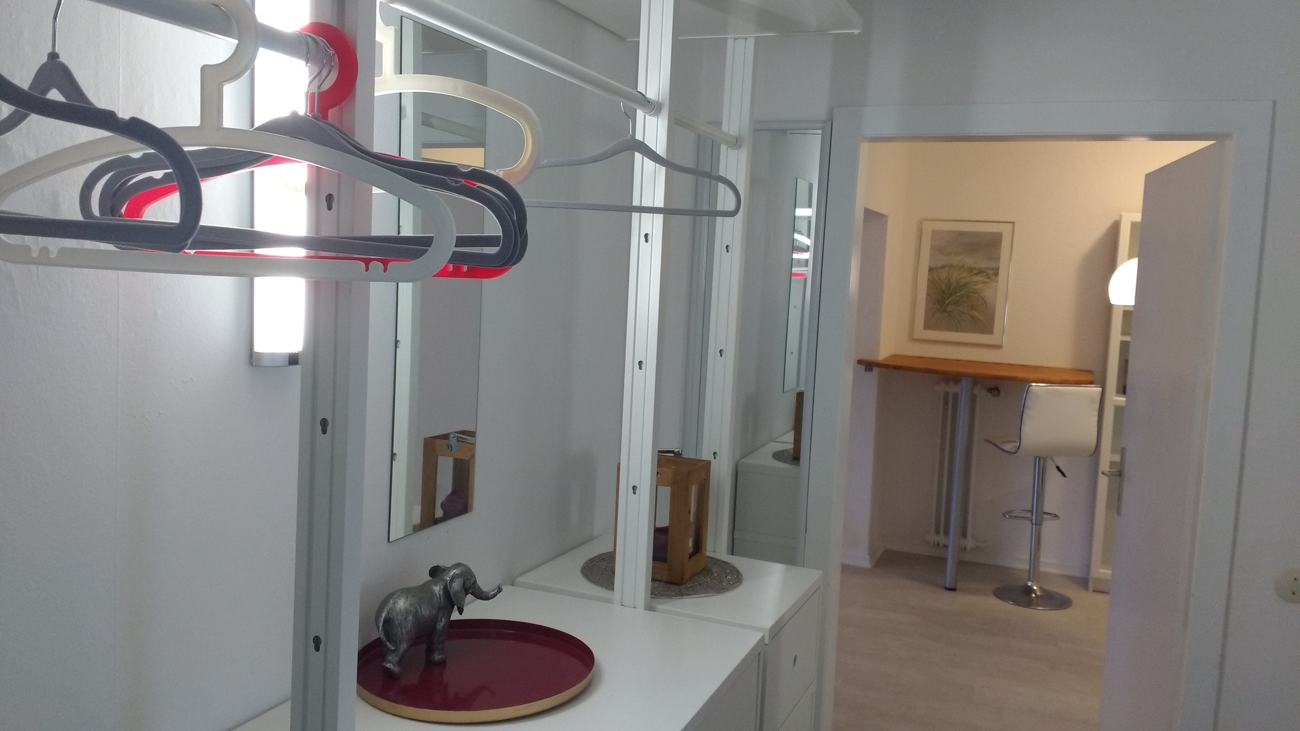 Monteurwohnung - Art der Unterkunft: Ferienwohnung - Düsseldorf - Garderobe, Blick zum Foyer (Arbeitsraum). - 5-Zimmer-Wohnung