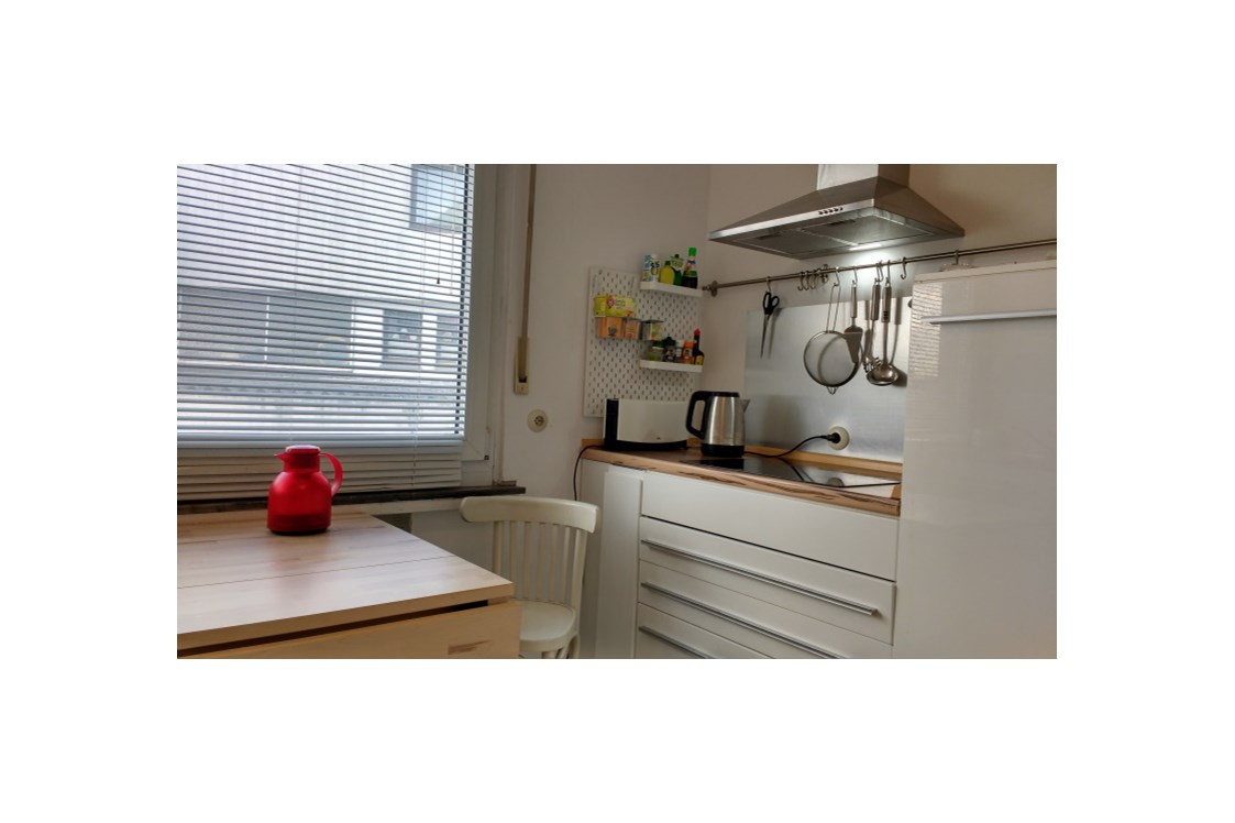 Monteurzimmer: Küche (Teilansicht). - 5-Zimmer-Wohnung