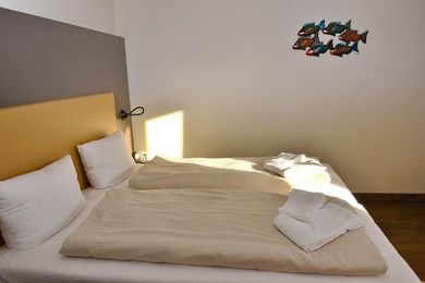 Monteurwohnung - Butjadingen Fedderwardersiel - Schlafzimmer, Doppelbett  - Moin im Deichgraf