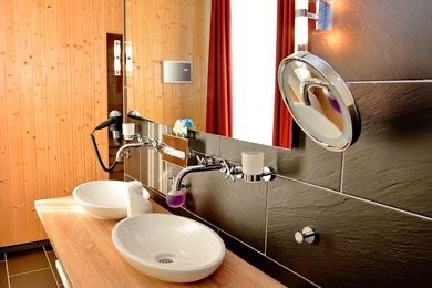 Monteurwohnung - Butjadingen Fedderwardersiel - Bad - Sauna im Hintergrund  - Moin im Deichgraf