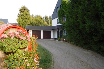 Monteurzimmer: Zufahrt und Eingang zur 
ferienwohnung-schuetz-argenthal.de
 - Ferienwohnung Schütz