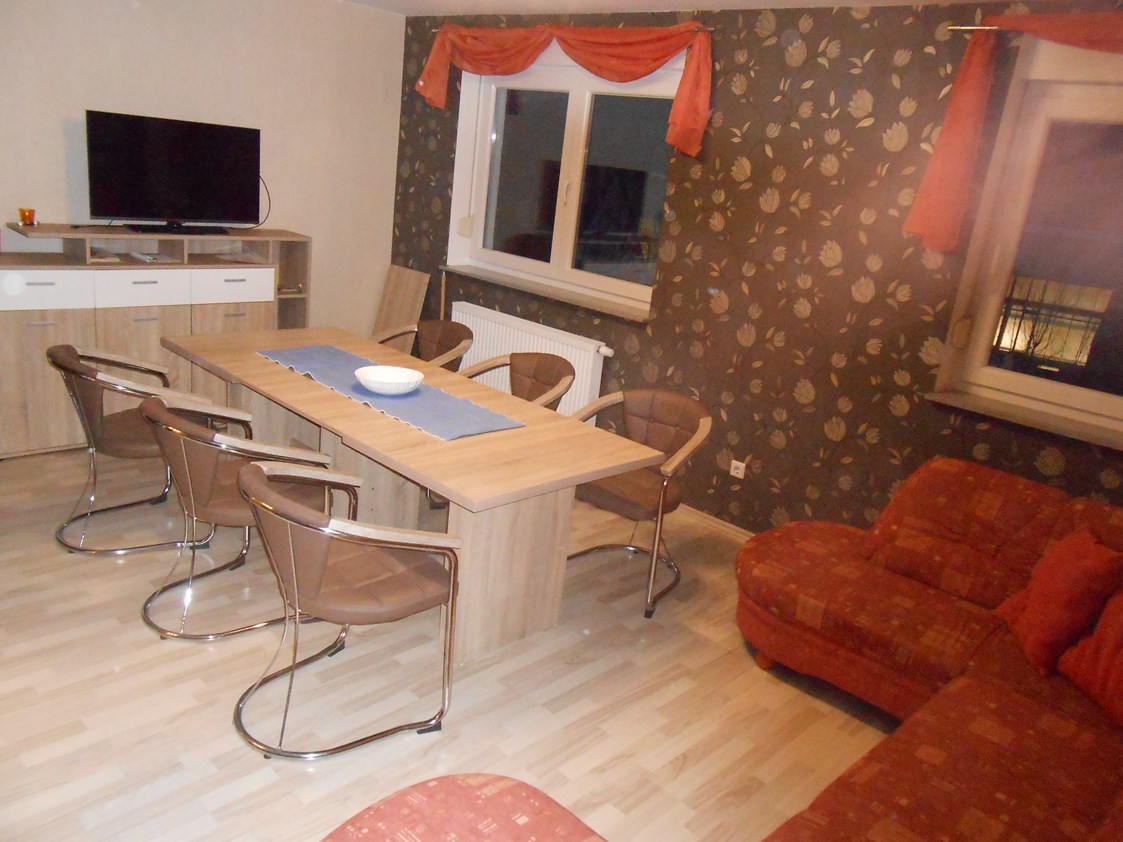 Monteurzimmer: ein großer geräumiges Ess- und Wohnzimmer mit Fernseher - Böres Günter und Wilma