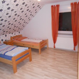 Monteurzimmer: große Schlafzimmer mit Einzelbetten aus Naturholz mit passenden Nachtischen und Kleiderschränken - Böres Günter und Wilma