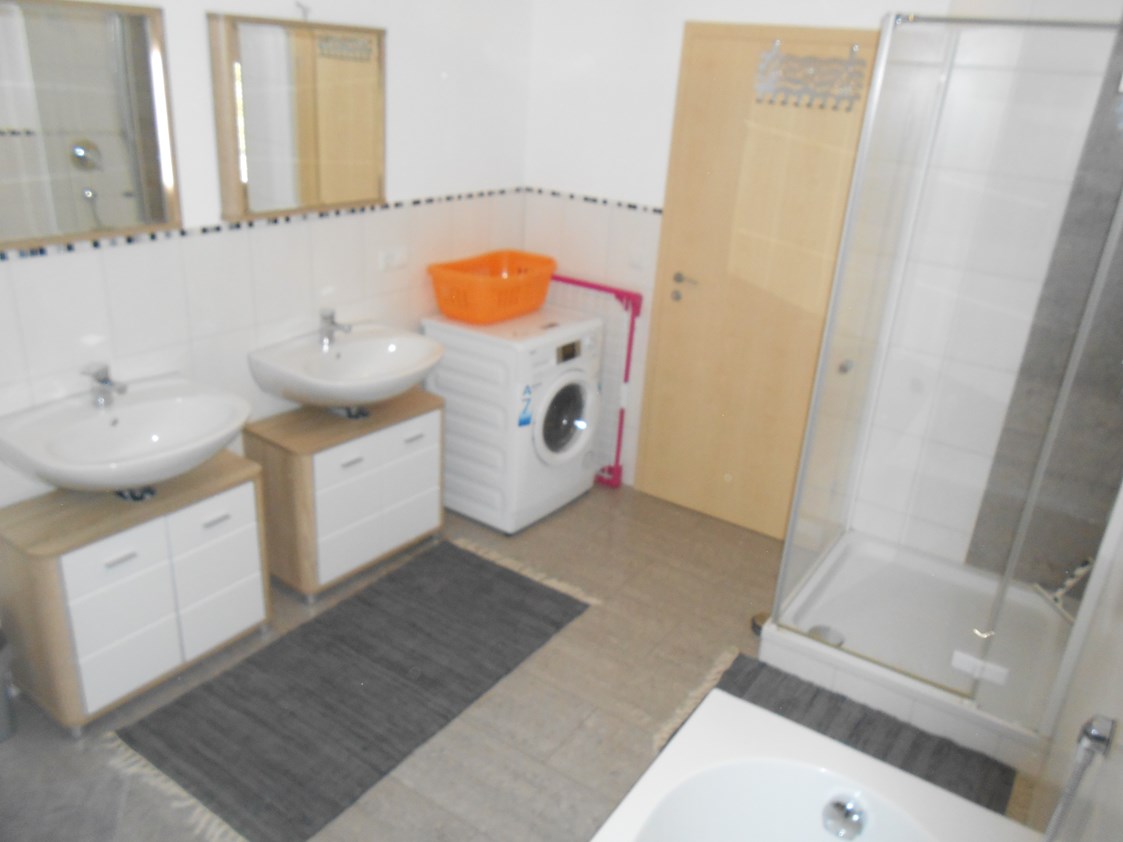 Monteurzimmer: ein sehr großes Badezimmer mit 2 Waschbecken, Dusche, Badewanne, WC und Waschmaschine - Böres Günter und Wilma