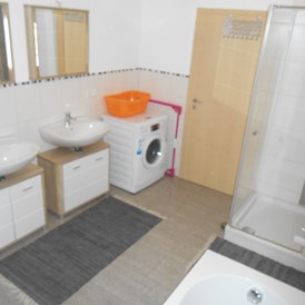 Monteurzimmer: ein sehr großes Badezimmer mit 2 Waschbecken, Dusche, Badewanne, WC und Waschmaschine - Böres Günter und Wilma