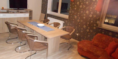 Monteurwohnung - Krautheim (Hohenlohekreis) - ein großer geräumiges Ess- und Wohnzimmer mit Fernseher - Gästehaus Böres