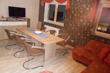 Monteurzimmer: ein großer geräumiges Ess- und Wohnzimmer mit Fernseher - Gästehaus Böres