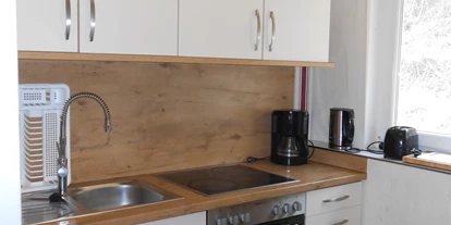 Monteurwohnung - Krautheim (Hohenlohekreis) - eine neue Küche mit Cerankochfeld, Herd, Mirkrowelle, Wasserkocher, Kaffeemaschine, Toaster, sämtlichem Geschirr, usw. - Gästehaus Böres
