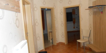 Monteurwohnung - Krautheim (Hohenlohekreis) - eine schöne Ferienwohnung, 90 qm groß, mit 2 getrennten Schlafzimmern, Badezimmer, Küche, Ess- und Wohnzimmer und großer Diele mit Garderobe - Gästehaus Böres
