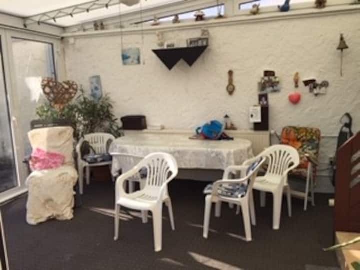 Monteurzimmer: Wintergarten. Muss durchquert werden Uni s Haus zu kommen. Nicht abdunkelbar - Andrea Dittenberger 