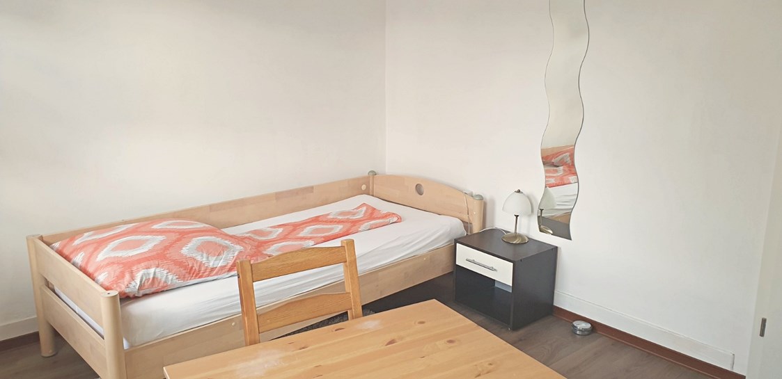 Monteurzimmer: Doppelbettzimmer für max 2 Personen mit 2 Einzelbetten - Gästezimmer Viens Besigheim