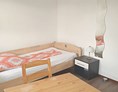Monteurzimmer: Doppelbettzimmer für max 2 Personen mit 2 Einzelbetten - Gästezimmer Viens Besigheim