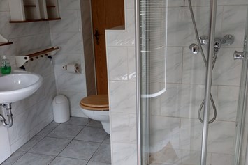 Monteurzimmer: Bad mit Dusche - Ferienhaus für Monteure/ Bauarbeiter für 25€pro Pers./ Nacht