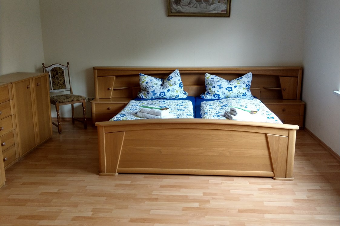 Monteurzimmer: Schlafzimmer 1 - Ferienhaus für Monteure/ Bauarbeiter für 25€pro Pers./ Nacht