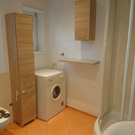 Monteurzimmer: Badezimmer mit Waschmaschine, Dusche und Badewanne - Unterkunft mit Garten für Monteure und Arbeiter in Top-Lage in Bamberg