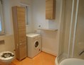 Monteurzimmer: Badezimmer mit Waschmaschine, Dusche und Badewanne - Unterkunft mit Garten für Monteure und Arbeiter in Top-Lage in Bamberg