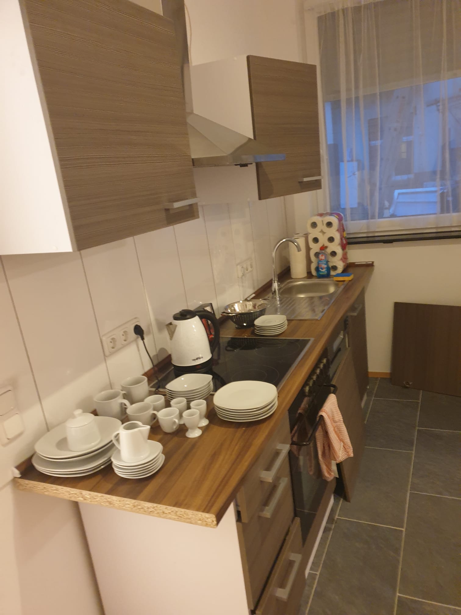 Monteurzimmer: Küche mit Ausstattung - Geräumige möblierte 110qm Wohnung im Erdgeschoss, alles inklusive