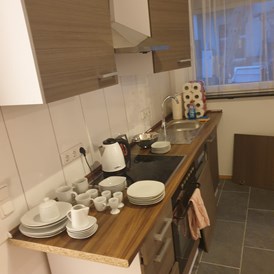 Monteurzimmer: Küche mit Ausstattung - Geräumige möblierte 110qm Wohnung im Erdgeschoss, alles inklusive