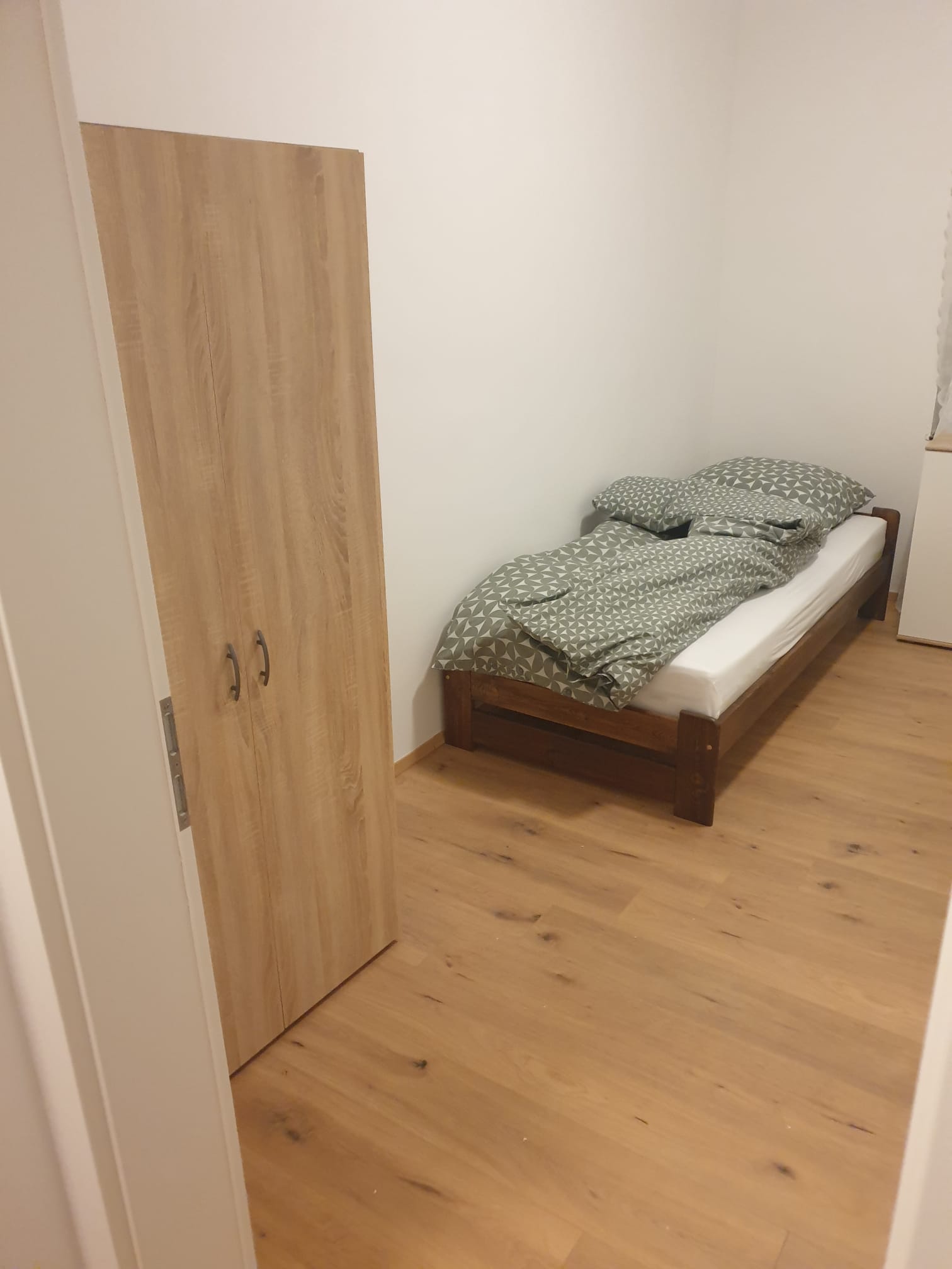 Monteurzimmer: Schlafzimmer  - Geräumige möblierte 110qm Wohnung im Erdgeschoss, alles inklusive