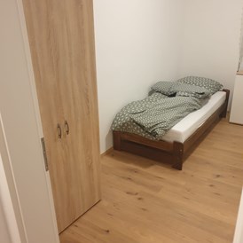Monteurzimmer: Schlafzimmer  - Geräumige möblierte 110qm Wohnung im Erdgeschoss, alles inklusive