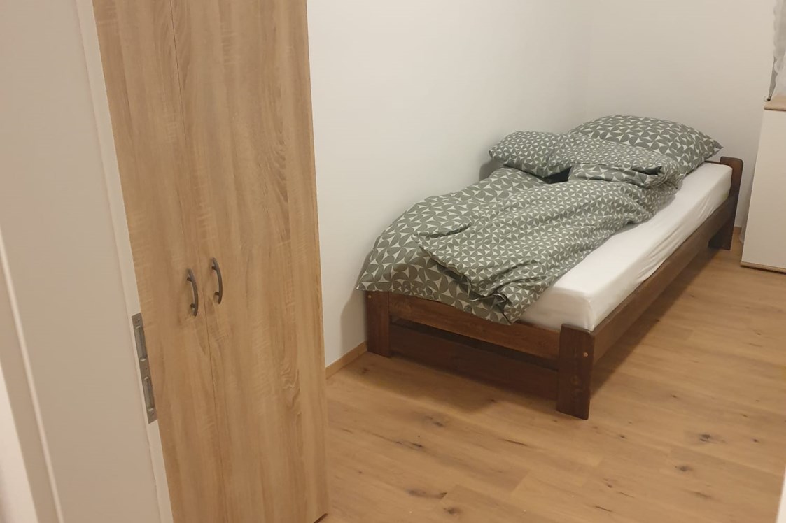 Monteurzimmer: Schlafzimmer  - Geräumige möblierte 110qm Wohnung im Erdgeschoss, alles inklusive
