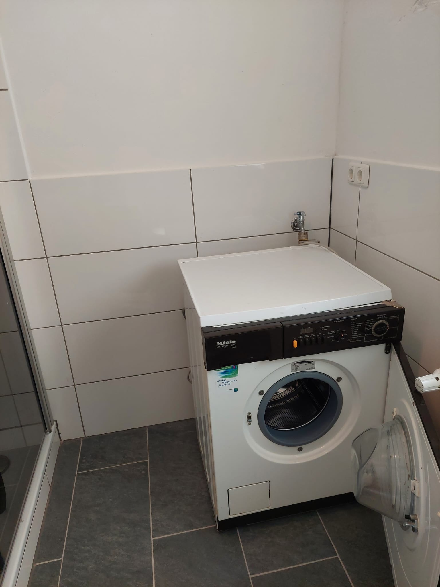 Monteurzimmer: Bad 1 - Geräumige möblierte 110qm Wohnung im Erdgeschoss, alles inklusive