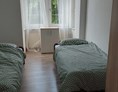 Monteurzimmer: Schlafzimmer 2 - Neu möblierte 82qm Wohnung // Newly furnished 82sqm apartment