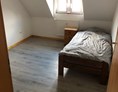 Monteurzimmer: (Schlaf)zimmer 2 - Neu möblierte 40qm Wohnung  // New furnished 40 sqm apartment