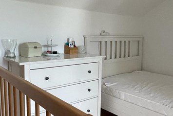 Monteurzimmer: Das bequeme Bett hat eine Größe von 140x200. - Gepflegte und möblierte Maisonette zentral gelegen
