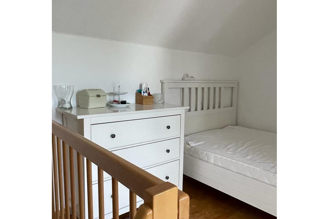 Monteurzimmer: Das bequeme Bett hat eine Größe von 140x200. - Gepflegte und möblierte Maisonette zentral gelegen