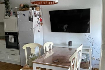 Monteurzimmer: Essecke vor dem Fenster.
Smart-TV (Samsung). - Gepflegte und möblierte Maisonette zentral gelegen