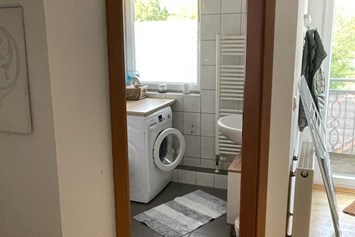 Monteurzimmer: gepflegtes Tageslichtbadezimmer mit Dusche und Waschmaschine, sowie Handtuchtrocker. - Gepflegte und möblierte Maisonette zentral gelegen