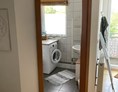 Monteurzimmer: gepflegtes Tageslichtbadezimmer mit Dusche und Waschmaschine, sowie Handtuchtrocker. - Gepflegte und möblierte Maisonette zentral gelegen