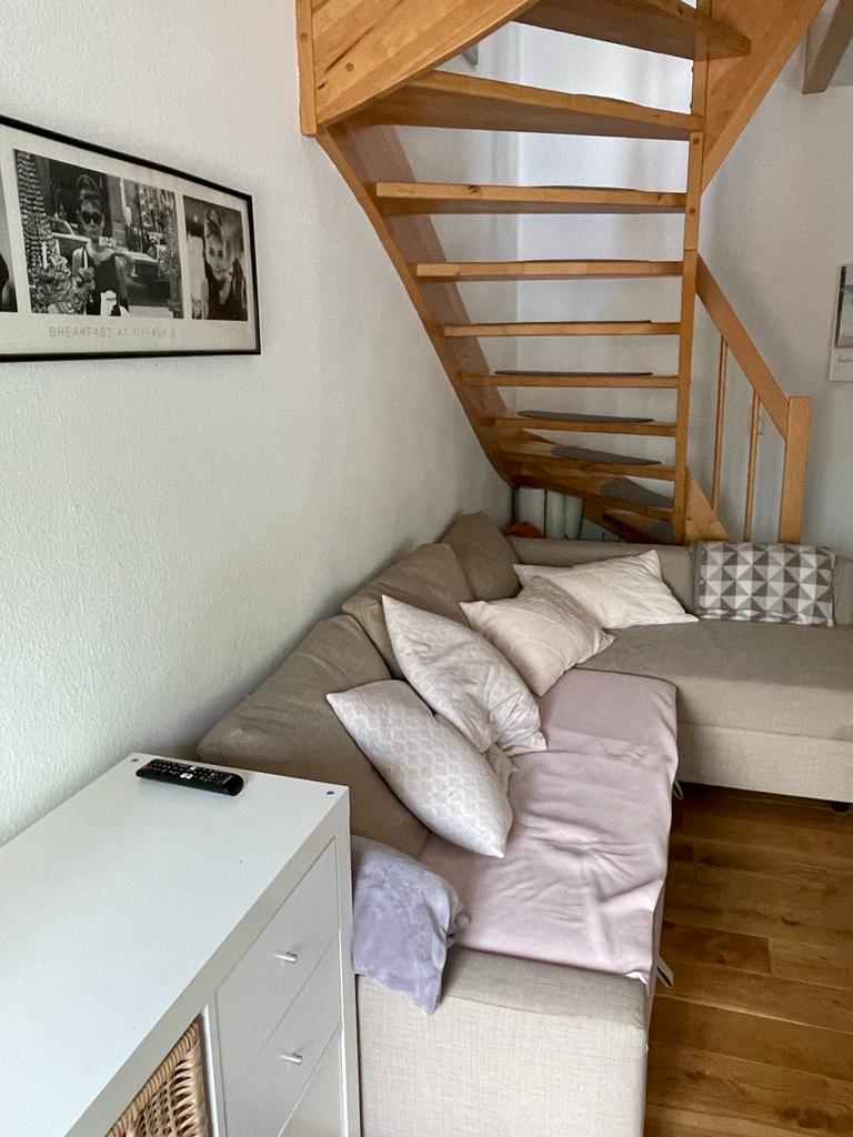 Monteurzimmer: EIne kleine Treppe führt vom Wohn-und Essbereich zum Schlafbereich. - Gepflegte und möblierte Maisonette zentral gelegen