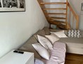 Monteurzimmer: EIne kleine Treppe führt vom Wohn-und Essbereich zum Schlafbereich. - Gepflegte und möblierte Maisonette zentral gelegen