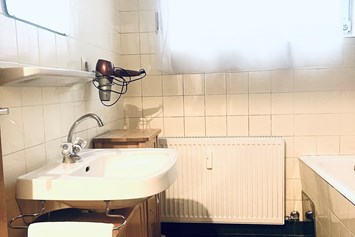 Monteurzimmer: Badezimmer mit Badewanne und Dusche  - Grenzzimmer Liechtenstein