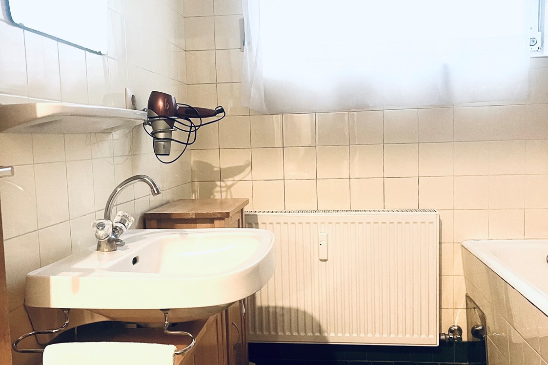 Monteurzimmer: Badezimmer mit Badewanne und Dusche  - Grenzzimmer Liechtenstein