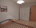 Monteurzimmer: Schlafzimmer bestehend aus einem Bett (1,40 x 2 m) und einem dreitürigen Schrank, Bettwäsche inklusive. - Monteur-Apartment
